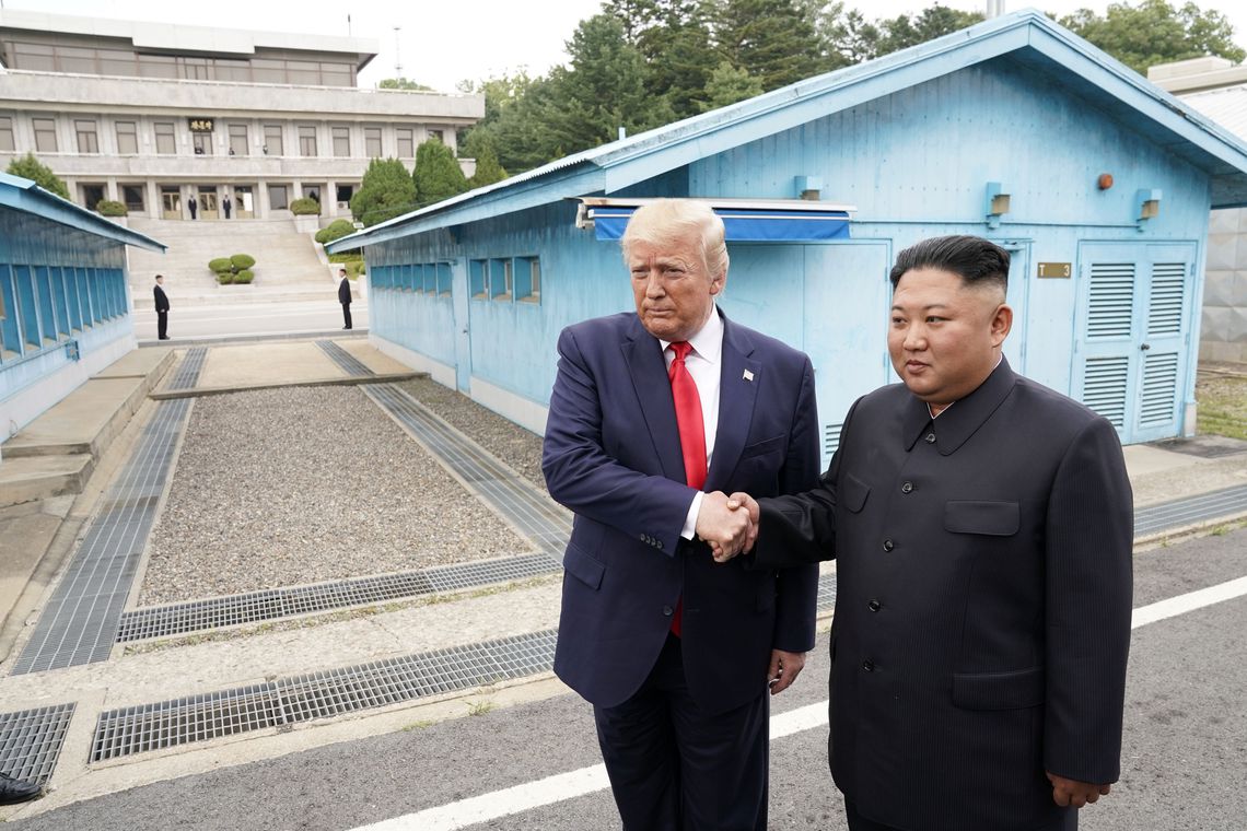 O presidente dos Estados Unidos, Donald Trump, com o líder da Coreia do Norte,